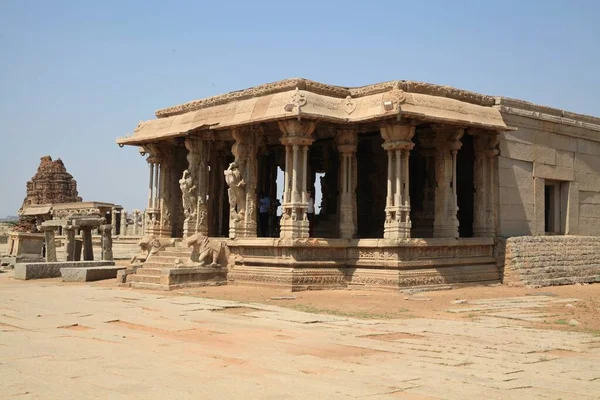 Virupakshi寺 インドのカルナータカ州ヴィジャヤナガラ帝国の旧首都の多くの寺院の遺跡の真ん中に トゥンガバドラ川のほとりに ハムピに位置するシヴァに捧げヒンドゥ教の寺院 — ストック写真