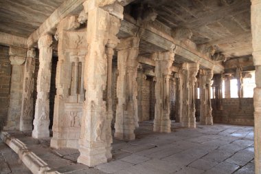 Hindu İmparatorluğu 'nun eski başkenti Vijayanagara' nın sayısız tapınağının yıkıntıları. 