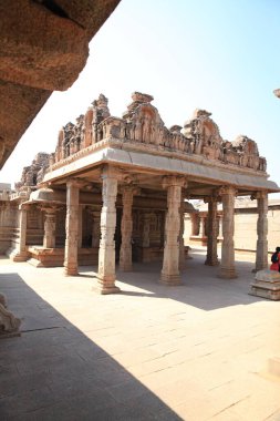 Hindu İmparatorluğu 'nun eski başkenti Vijayanagara' nın sayısız tapınağının yıkıntıları. 