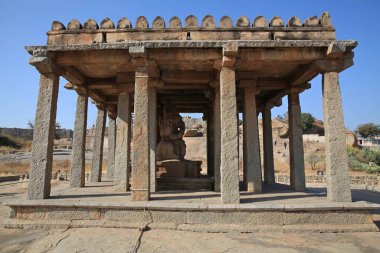 Hindu İmparatorluğu 'nun eski başkenti Vijayanagara' nın sayısız tapınağının yıkıntıları. 