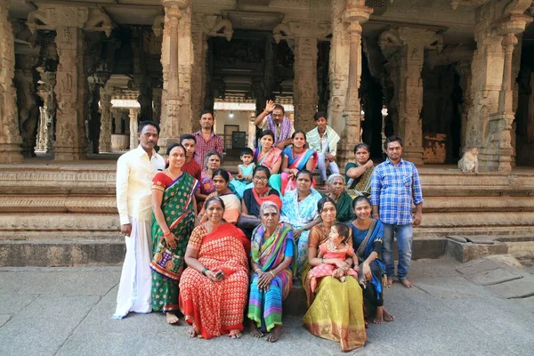 Aile Fotoğrafı Büyük Bir Hindu Ailesi Eski Vijayanagara Mparatorluğu Hampi — Stok fotoğraf