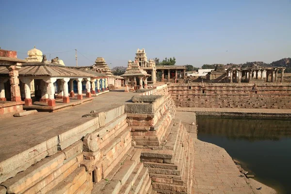 ヴィジャヤナガラ帝国の旧首都の多数の寺院の遺跡の複合体 — ストック写真