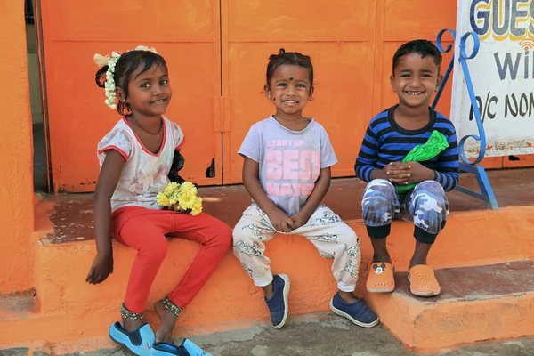 Tres Niños Pequeños Felices Sentados Puerta Casa Hampi Karnataka India —  Fotos de Stock