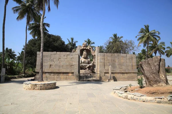 Una Enorme Estatua Del Avatar Vishnu Imagen León Narasimpha Antiguo —  Fotos de Stock