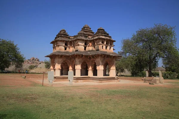 ヴィジャヤナガラ帝国の旧首都の多数の寺院の遺跡の複合体 — ストック写真