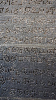 Antik Hint yazıtları, muhtemelen Sanskritçe, Hindistan, Kanchipur 'daki Tanrı Vishnu' ya adanmış tapınağın taş duvarlarını süsleyen.