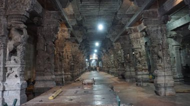 Ekambaranathar Tapınağı, Shiva tanrısına adanmış bir Hindu tapınağıdır. İbadet, Pancha Bhoota Stalas, özellikle de Dünya 'nın elementi veya Prithvi ile ilişkilendirilir. Kanchipur, Tamil Nadu, Hindistan.