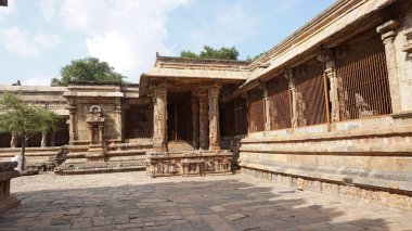 Eski tapınak şehri Chidambaram, Hindistan 'ın en kutsal yerlerinden biri. Bundan ilk kez M.Ö. 6. yüzyıla kadar bahsediliyor, ama efsanelere göre, kozmik dansını yapan Lord Shiva 'nın anısına inşa edilmiş..