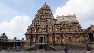 Eski tapınak şehri Chidambaram, Hindistan 'ın en kutsal yerlerinden biri. Bundan ilk kez M.Ö. 6. yüzyıla kadar bahsediliyor, ama efsanelere göre, kozmik dansını yapan Lord Shiva 'nın anısına inşa edilmiş..