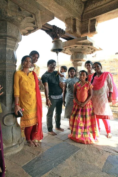 Семейное Фото Индейцы Счастливы Позировать Фотографу Храм Чидамбарам Тамилнад Одно — стоковое фото