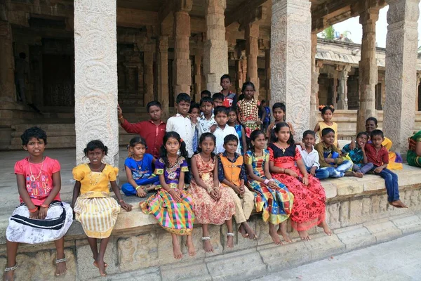 在印度Chidambaram Tamil Nadu的印度教寺庙进行实地考察的快乐孩子 — 图库照片