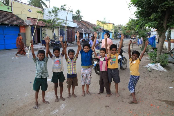 チダムバラムのヒンズー教寺院へのフィールドトリップの幸せな子供たち タミル ナードゥ州 インド — ストック写真