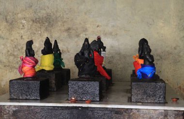 Güney Hindistan 'ın Kumbakonam şehrindeki Sarangapani Tapınağı. Aralarında Güneş 'li Dokuz İlah (Surya)