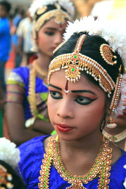 Genç bir kadının yüzü, bir kız tapınak dansçısı Brihandishwara Mandir, Tajavur, Tamil Nadu, Hindistan