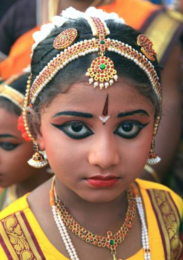 Genç bir kadının yüzü, bir kız tapınak dansçısı Brihandishwara Mandir, Tajavur, Tamil Nadu, Hindistan