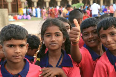 Bir grup okul üniformalı öğrenci Hindu tapınağı Brihandishwara Mandir, Tajavur, Tamil Nadu, Hindistan 'a gezmeye gittiler.