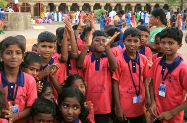 Bir grup okul üniformalı öğrenci Hindu tapınağı Brihandishwara Mandir, Tajavur, Tamil Nadu, Hindistan 'a gezmeye gittiler.