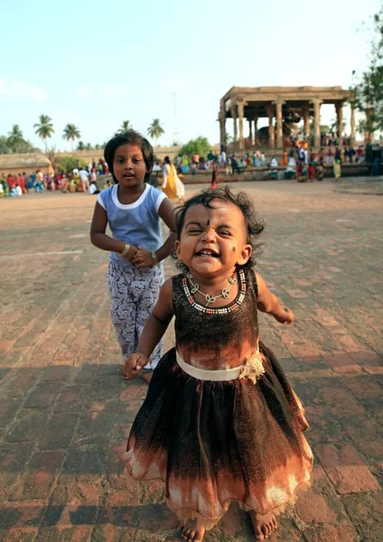 Mała Dziewczynka Krewnymi Hinduskiej Świątyni Miasto Tanjavur Indie Południowe — Zdjęcie stockowe