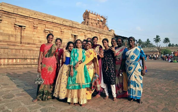 Group People Festive Clothes Territory Hindu Temple Brihandishwara Mandir Tajavur — Stock Photo, Image