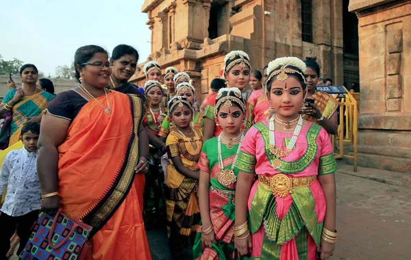 Group Little Girls Temple Dancers Parents Festival Hindu Temple Brihandishwara — Stock Photo, Image