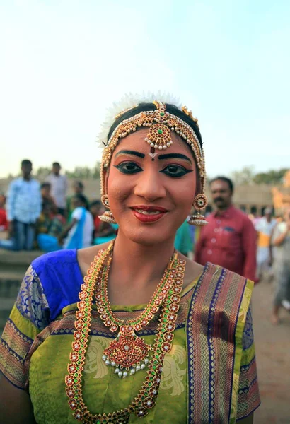 若い女性の顔 少女寺院ダンサーBrihandiswara Mandir Tajavur タミル ナードゥ州 インド — ストック写真