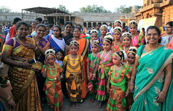 Grupa Małych Dziewczynek Tancerki Świątynne Rodzicami Festiwalu Hinduskiej Świątyni Brihandishwara — Zdjęcie stockowe