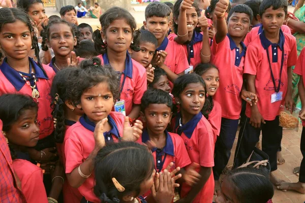 Grupp Tonåriga Skolbarn Skoluniformer Utflykt Till Det Hinduiska Templet Brihandishwara — Stockfoto