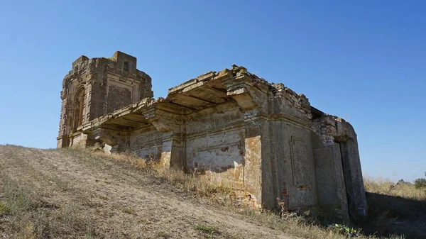 Ukrayna 'nın Kherson bölgesindeki Novochernomorie köyünde Falts-Fein ailesinin (günümüzde harap bir taş şapel-mezarı) mahzeni. Mezar 1897 'de Round Gölü yakınlarında bir tepeye dikildi..  