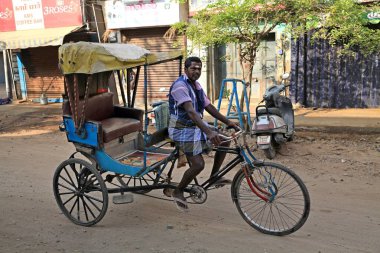 Güney Hindistan 'da yolcuların bisikletle (tuk-tuk) taşınması.