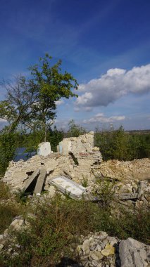 Bir iskan binasının kalıntıları. Terk edilmiş Mykolaiv bölgesi, Ukrayna