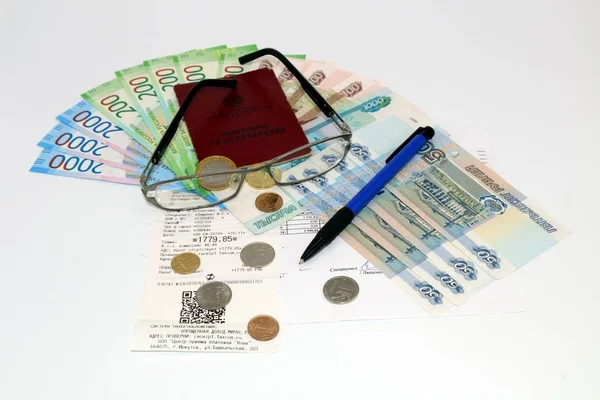 年金手帳とお金 ポイント ペンと領収書 年金生活者の最低生活 ロイヤリティフリーのストック画像
