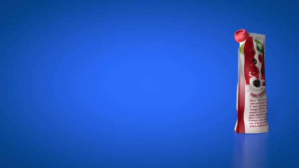 Jus de cerise dans un emballage sur un fond bleu. Animation emballage jus de cerise.