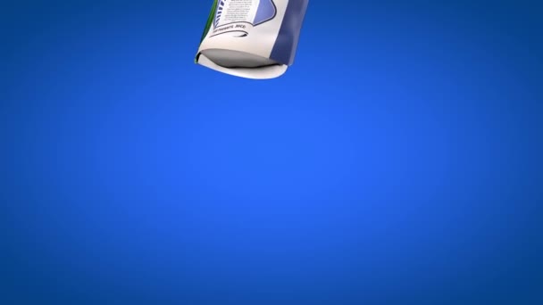 Jus de myrtille dans un sac sur fond bleu. Emballage d'animation jus de myrtille.