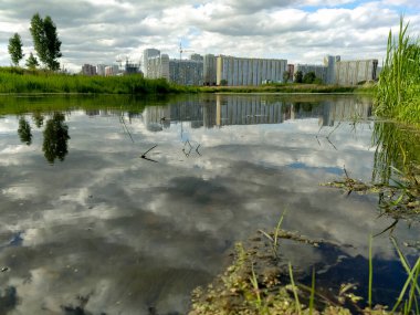 Nehirden birkaç blok ötede şehir manzarası