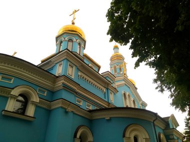 Mavi gökyüzüne karşı mavi kilise