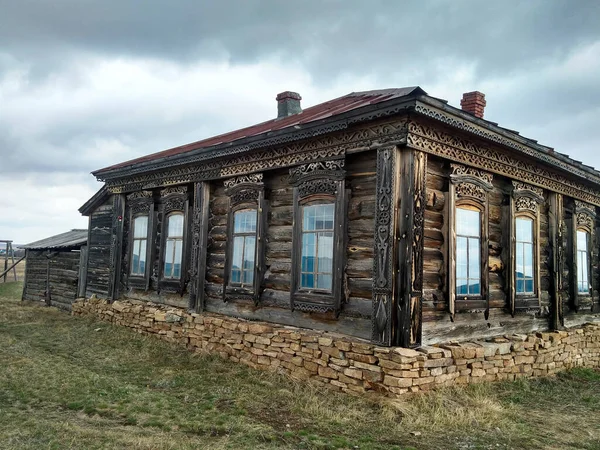 Заброшенный Деревянный Дом Высокой Траве — стоковое фото