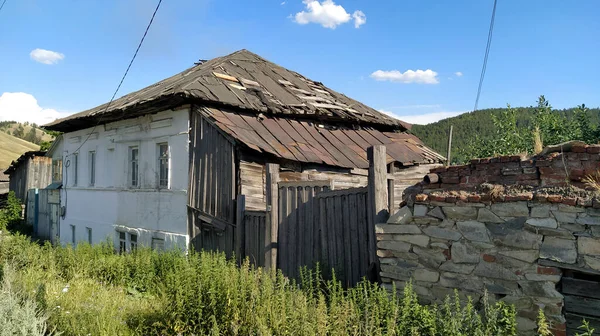 Старый Заросший Дом Деревенской Улице — стоковое фото