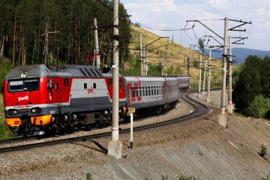 Dağlık bölgede elektrikli tren var.