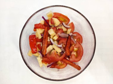 Cam tabakta sebze salatası