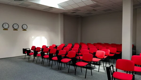 Sala Reunião Vazia Com Cadeiras Vermelhas — Fotografia de Stock