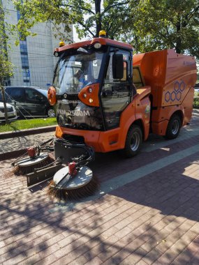 Chelyabinsk, Lenin Bulvarı, Güney Ural Eyalet Üniversitesi yakınlarında. Şehir caddesindeki temizlik makinesi..