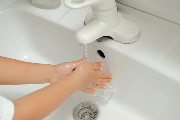Mãos Crianças Que Lavam Mãos Com Água Corrente Imediatamente Após — Fotografia de Stock