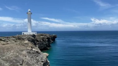 Cape Zanpa 'daki deniz feneri, güneşli bir yaz gökyüzü, deniz ve Okinawa 02' deki turistik yerler.