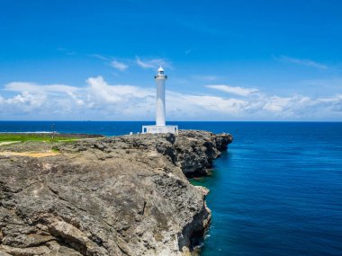 Yaz ferahlatıcı mavi gökyüzü ve Okinawa 'nın turistik yerleri, Cape Zanpa deniz feneri, deniz ve uçurum.