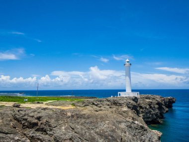 Yaz ferahlatıcı mavi gökyüzü ve Okinawa 'nın turistik yerleri, Cape Zanpa deniz feneri, deniz ve uçurum.