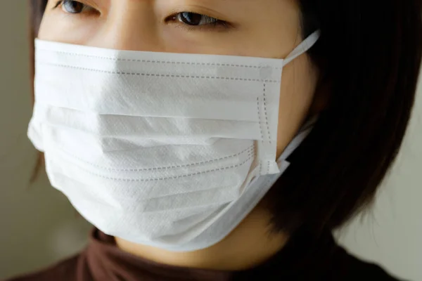 Seorang Wanita Memakai Masker Untuk Mencegah Infeksi — Stok Foto