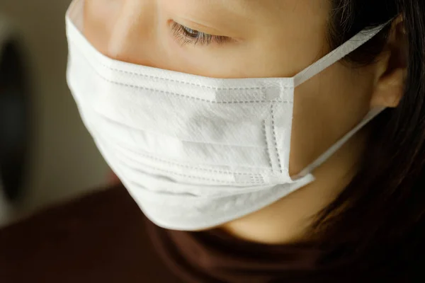 Frau Trägt Falsche Hygienemaske — Stockfoto