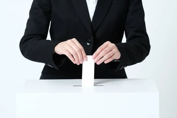 Eine Frauenhand Anzug Steckt Zettel Eine Wahlurne — Stockfoto