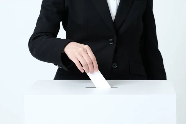 Mano Una Mujer Traje Poniendo Papel Una Urna Electoral — Foto de Stock