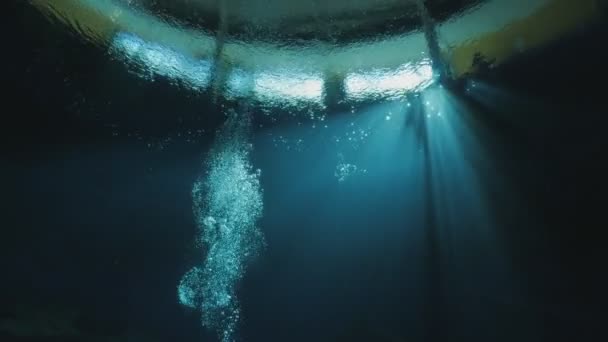気泡と水中撮影のスイミング プールで太陽光線 — ストック動画